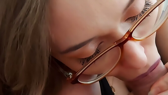 Pov Video Ženy, Ktorá Dáva Handjob A Fúka Semeno