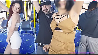 Horké Setkání V Autobuse S Prskající Zegalinhou A Jejími Schopnostmi Vrtět Zadkem