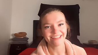 Blondínka Sa Masturbuje A Hovorí Špinavo V Sólovom Videu S Webkamerou