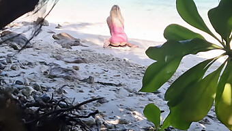 Voyeuristisch Stel Geniet Van Achteren Op Het Strand