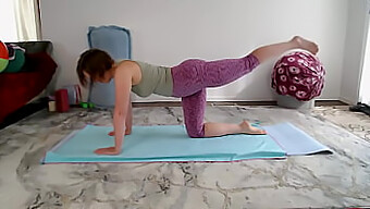 La 22a Clase De La Instructora De Yoga Aurora Willows Se Enfoca En La Flexibilidad Y La Fuerza