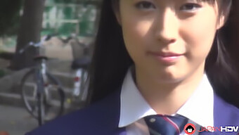 Tomomi Motozawa Gir En Blowjob Til En Klassekamerat I Skoleuniform.