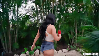 Las Grandes Tetas Y La Masturbación Amateur De Jennifer White En Un Video De Realidad