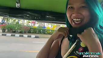 Una Bellezza Thailandese Eccitata Fa Una Gola Profonda Appassionata Al Grande Pene Di Uno Sconosciuto