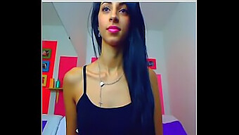 Smuk Webcam-Babe Bruger Anal Dildo På Kameraet