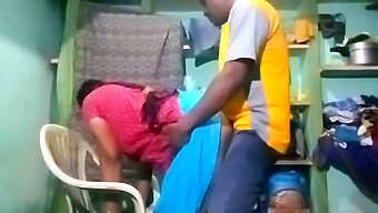 Pareja India Vieja Y Joven Comparten Una Gran Polla En Un Video Casero