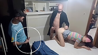 Amateurvideo Zeigt Ehefrau Und Freund Mit Verbundenen Augen, Wie Sie Eine Cuckold-Erfahrung Teilen