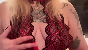 Moden Brunette Med Piercing Og Tatoveringer I Hjemmelaget Video