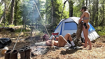 Pareja Inocente Rubia Y Morena Disfrutan De Su Primera Experiencia De Camping