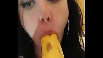 Giovane Donna Solitaria Si Fa Creativa Con Una Banana In Un Video Fatto In Casa