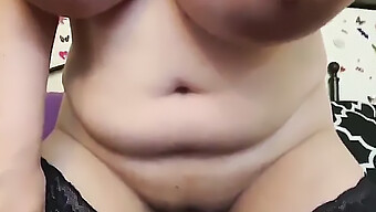 Femme Mature Aux Gros Seins Naturels Dans Une Vidéo Chaude