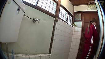 Video Hd Captura El Tiempo De Juego En El Baño De La Adolescente Asiática