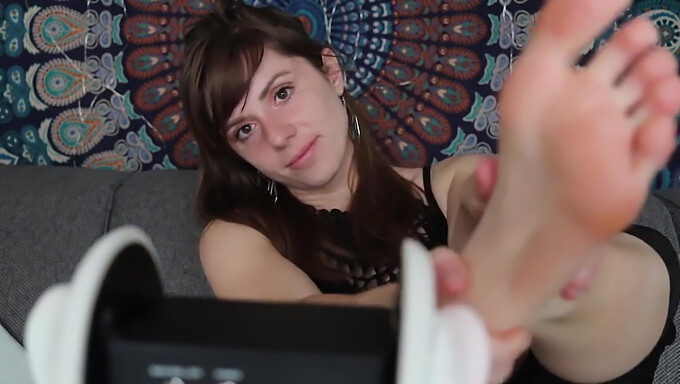 Europese Babe Geeft Een Geweldige Voetmassage Met Asmr-Fluisteringen