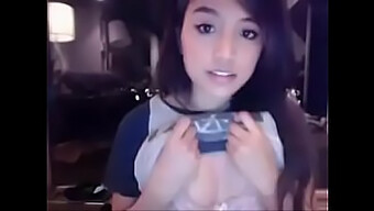 Une Chaude Adolescente Asiatique Avec Des Seins Fermes Se Montre Devant La Webcam