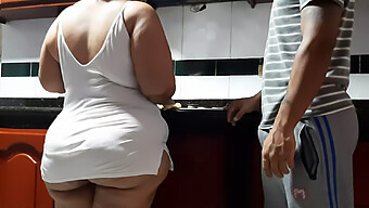 Encontro Íntimo De Uma Mãe Latina Com Uma Amiga Na Cozinha.