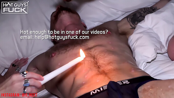 Explicitní Video Indicy Flower Představuje Ženu S Velkým Zadkem, Tetováním A Penisem.