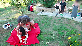 Follada Al Aire Libre Con Una Milf Caliente Que Termina En Creampie Y Corrida Facial