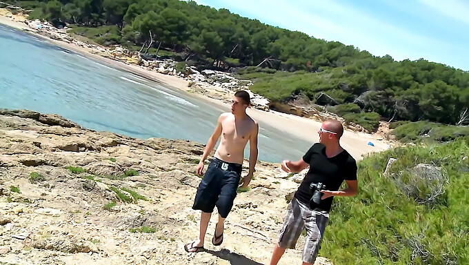 ¡dos Chicos Cachondos Disfrutan De Una Sesión De Sexo Salvaje Al Aire Libre En La Playa!