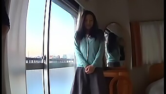 Japansk Milf Fingrer Sig Selv Til Orgasme