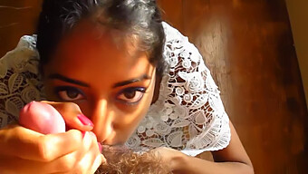 Vídeo Casero De Una Belleza India Dando Placer Oral