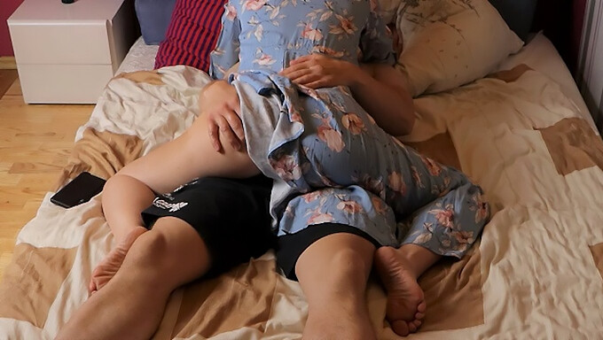 Une Belle-Mère Amateur Découvre Les Habitudes Porno De Son Beau-Fils Et L'Aide À Éjaculer Prématurément