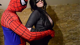 Dolgun Catwoman, Spiderman Ile Oral Zevke Dalıyor