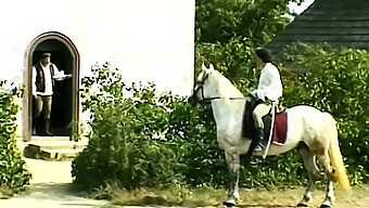 Vintage-Schönheit: College-Mädchen In Heißem Video