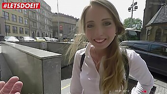 Stacy Sweetstorm En Anya Akulova In Een Hete Pov-Video Met Actie Met Grote Lullen En Kontspel