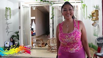 Sarah Asiatique Mature Dans Un Legging Rose Serré