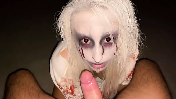 Küçük Göğüslü Alman Genç Halloween'De Ev Yapımı Creampie'Nin Tadını Çıkarıyor