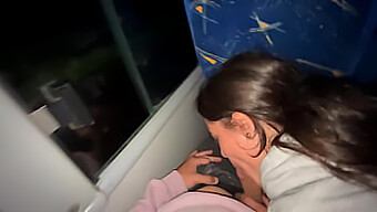 Jonge Amateur Cxlila Heeft Orale Seks Met Een Vreemde In Een Bus