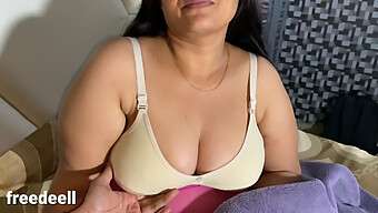 Desi-Familie Teilt Sich Mit Heißer Indischer Milf