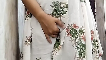 Sinnlich Asian Teen Explores Her Desires With A Mature Indian Woman In A Homemade Video