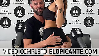 Lilack Aproveita A Delícia Cremosa Do Elo Podcast Em Um Quarto Quente