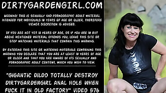 Dirtygardengirl Folosește Un Vibrator Masiv Pentru A-Și Întinde Gaura Anală Într-O Fabrică Abandonată.