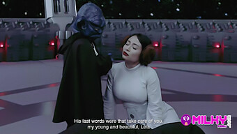 Dans Cette Parodie De Star Wars, Le Sage Et Puissant Maître Yoda Prend La Séduisante Princesse Leia Dans Une Rencontre Sexuelle Intense. Connu Pour Ses Compétences Tant Dans La Force Que Dans La Chambre, La Petite Taille De Yoda Ne Limite Pas Ses Capacités Alors Qu'Il Fait Plaisir À La Beauté Latine Avec Une Fellation Profonde Et Une Chevauchée De Cowgirl Passionnée. Cette Scène Chaude Est Un Must Pour Les Fans De La Franchise Et Ceux Qui Aiment Regarder Des Femmes Chaudes Et Talentueuses Se Salir.