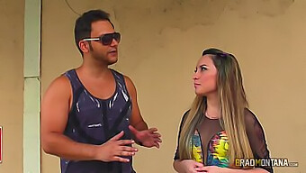 Loira Tatuada Dá Prazer Oral A Brad Montana