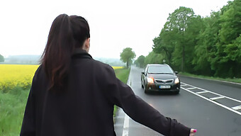 Junge Und Schlampige Teens Geben Rücksitz-Blowjobs An Deutsche Fahrer