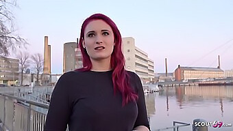 Melina, O Coedă Roșcată Din Germania, Cere Sex Pentru Bani Într-Un Videoclip De Casting Stradal