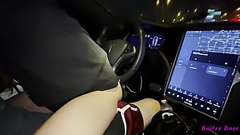 ทักษะที่เย้ายวนของ Bailey Bae นําไปสู่การขี่ที่ดุเดือดใน Tesla