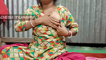 Desi Tumpa Bhabhi Mendedahkan Payudara Putih Besar Dan Faraj Ketat Yang Licin Sementara Suaminya Tidak Hadir