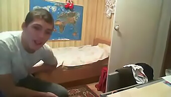 Sora Excitată Din Sorority Devine Sălbatică Pe Webcam