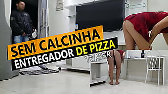 Cristina Almeida Mostra Il Suo Corpo Nudo Mentre Aspetta La Pizza