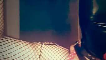 Donna Mascherata Si Sottomette Alle Frustate Bdsm E Al Sesso Orale