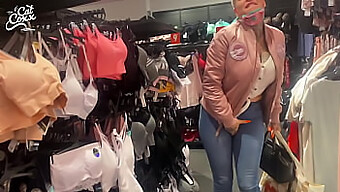 Une Milf Se Fait Remplir La Chatte Avec Un Jouet Sexuel Dans Un Lieu Public