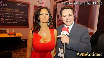 Ava Addams Forfører Andrea Dipré Med Sine Bryster I En Playboy-Inspireret Scene