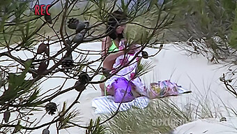 Amadores Encalhados Desfrutam De Banhos Nus Na Praia De Mesquida, Mallorca