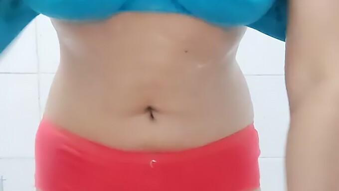 Sexy Indian Teen With Tight Ass Showers Off Her Body