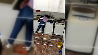 Video Grabado En Secreto De Esposa Chupando Por Sorpresa De Su Visitante